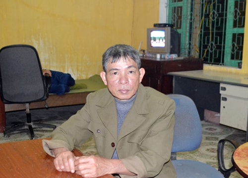 Cảnh sát giao thông giúp đỡ người đàn ông bị lạc đường