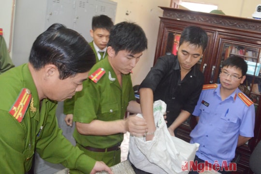 Công an Nam Đàn bắt đối tượng vận chuyển 30 bánh cần sa