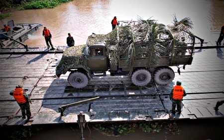 Bộ đội công binh diễn tập bắc cầu phao vượt sông