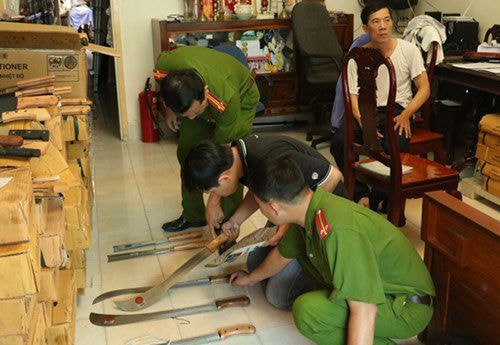 Nhập về 2.000 đao kiếm, khai là...hàng nông cụ