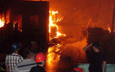 Hàng chục lính cứu hỏa chữa cháy nhà máy chế biến gỗ