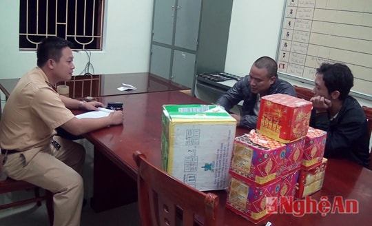 Bắt hai đối tượng vận chuyển, tàng trữ 13kg pháo.