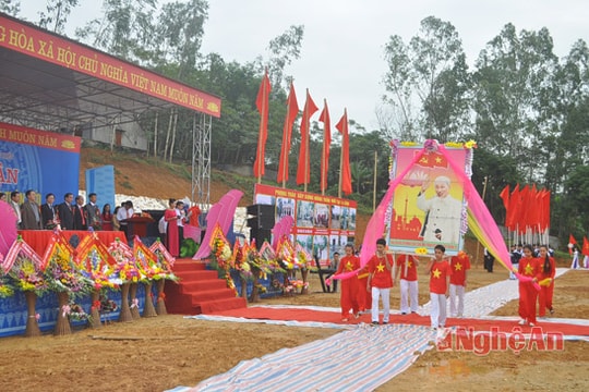 Xã Đông Hiếu (Tx Thái Hòa) đón Bằng công nhận đạt chuẩn Nông thôn mới