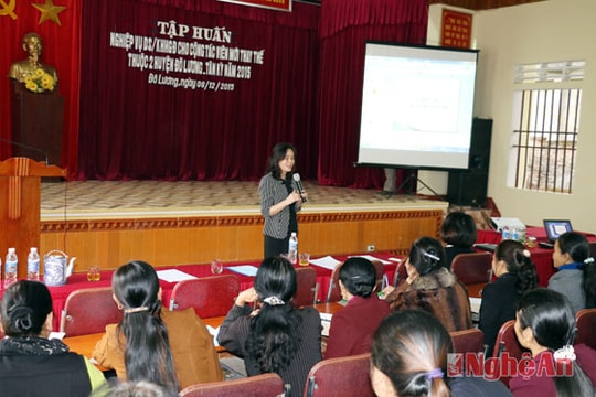 Trang bị kiến thức về DS-KKHGĐ cho các cộng tác viên dân số