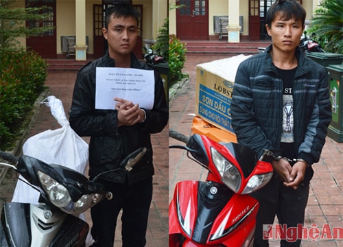 Cặp đôi buôn pháo vứt xe máy trốn cảnh sát