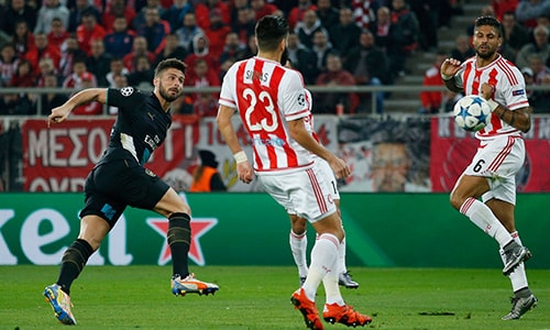 Giroud lập hattrick, Arsenal lách khe cửa hẹp vào vòng 16 đội