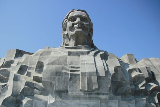 Tượng đài Bà mẹ Việt Nam anh hùng đạt giải Vàng mỹ thuật toàn quốc