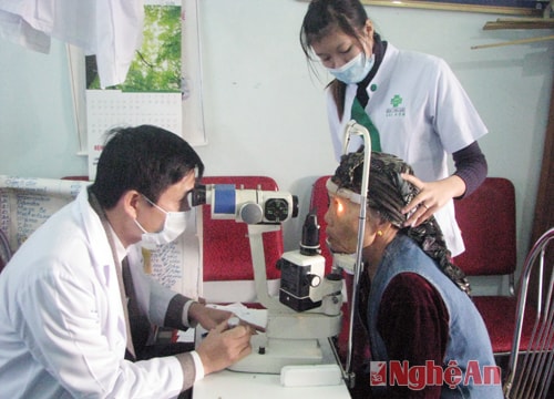 Khám, cấp phát thuốc miễn phí và tư vấn các bệnh về mắt