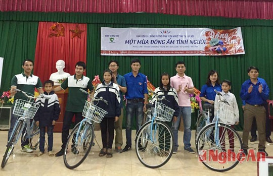 Chương trình "Đông ấm" trao 269 suất quà cho người nghèo xã Ngọc Lâm