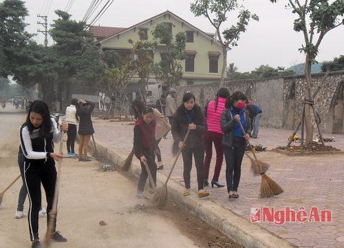 Hơn 1.000 đoàn viên TX Thái Hòa ra quân làm vệ sinh môi trường