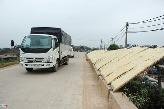 Cảnh phơi miến ven đường mất vệ sinh