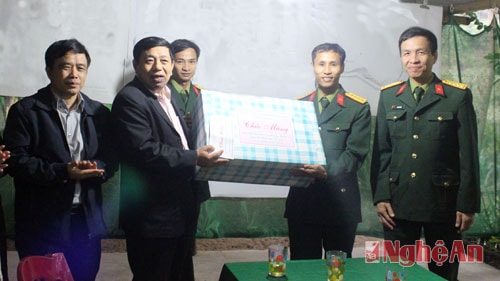 Đồng chí Nguyễn Xuân Đường tặng quà Đại đội Công binh 17