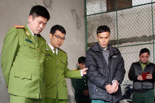 Lão nông cưa bom lấy thuốc nổ đi bán