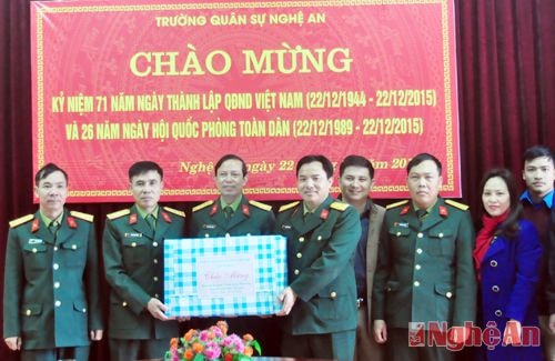 Tặng quà của tỉnh cho các đơn vị quân đội trên địa bàn TP Vinh