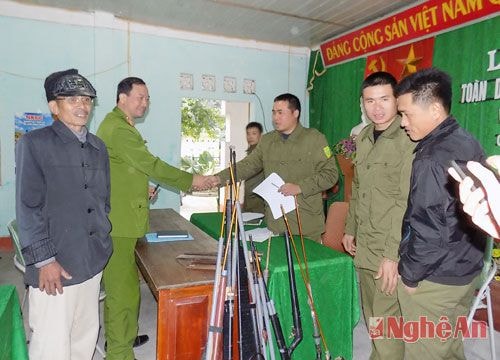 Người dân giao nộp 13 khẩu súng và nhiều vũ khí
