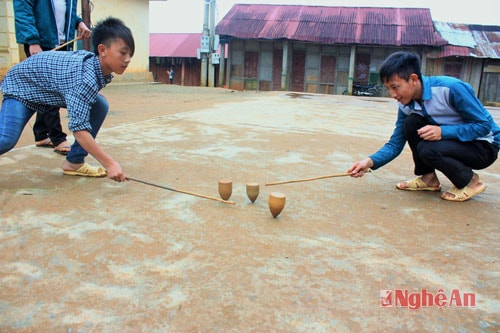 Trẻ em dân tộc Mông Nghệ An chọi gù