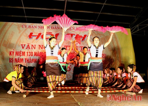 Người dân Nghĩa Đàn đội rét xem hội diễn văn nghệ