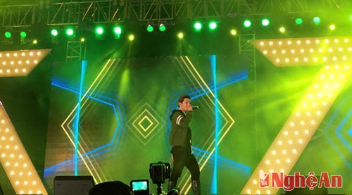 Sinh viên Đại học Vinh cháy hết mình với Sơn Tùng MTP