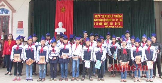 Trao quà cho học sinh, giáo viên Công giáo nhân dịp lễ Giáng sinh