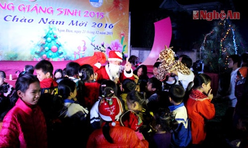 Gần 1000 người người đội rét dự đêm hội Giáng sinh ở Nam Đàn