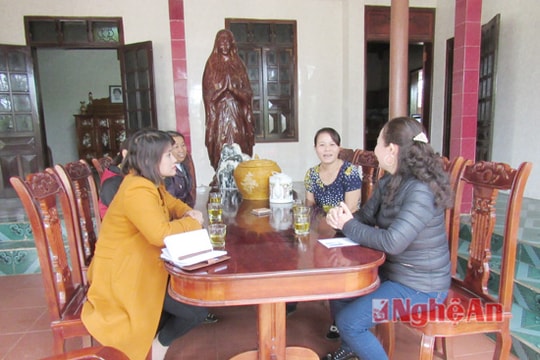 Trao quà hội viên phụ nữ vùng giáo Nghĩa Đàn