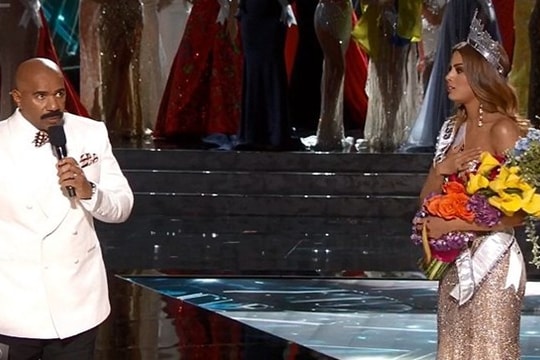 Hé lộ nguyên nhân MC đọc sai tên Hoa hậu Hoàn vũ 2015