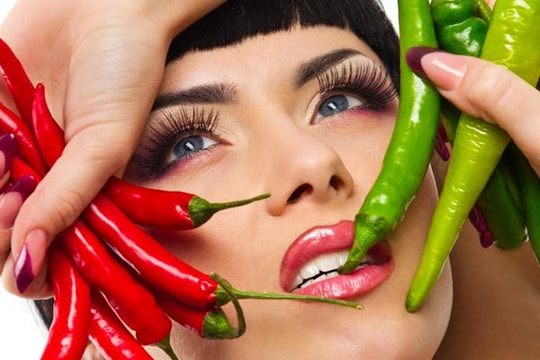 Không được uống nước khi ăn cay