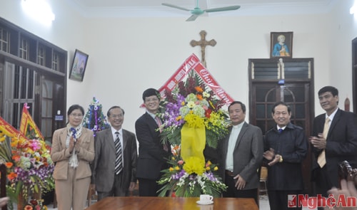 Đoàn công tác của tỉnh chúc mừng Giáng sinh