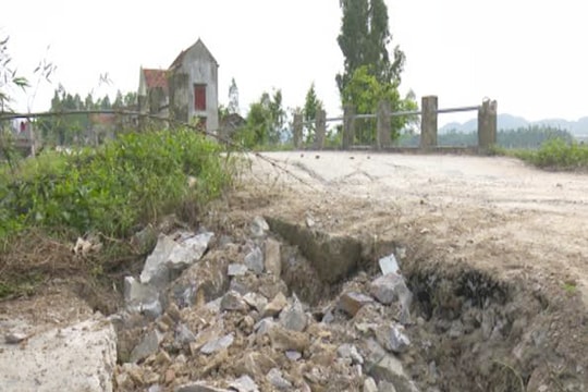 Xe lách trạm thu phí làm hỏng đường liên xã ở Hoàng Mai