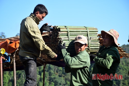 Chợ Lùng trên hồ thủy điện Hủa Na