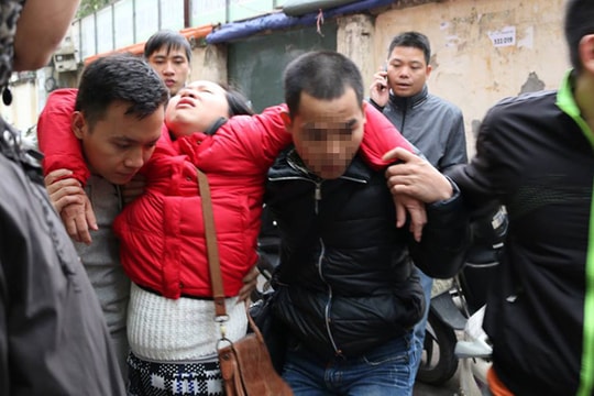 Hà Nội: Ngất xỉu, hỗn loạn ở điểm tiêm vắc xin dịch vụ