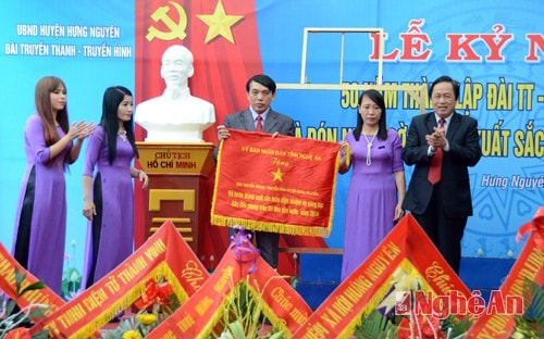Đài TT-TH Hưng Nguyên đón nhận Cờ thi đua xuất sắc của UBND tỉnh