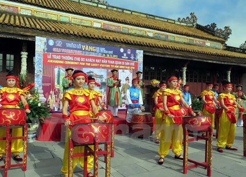 Huế trao thưởng cho hai du khách may mắn trong năm 2015