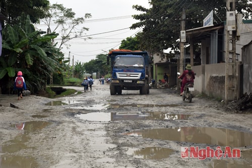 Xe tải băm nát đường làng