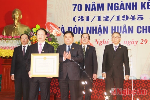 Sở Kế hoạch và Đầu tư đón nhận Huân chương Độc lập hạng Nhì