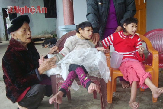 Cha mẹ tai nạn nuôi hai con tàn tật