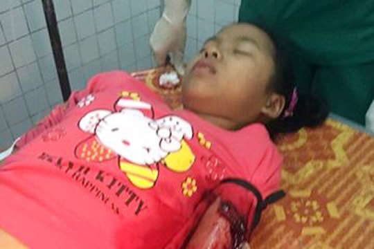 Bắt hai nghi can bịt mặt đâm dao găm vào tay bé 12 tuổi