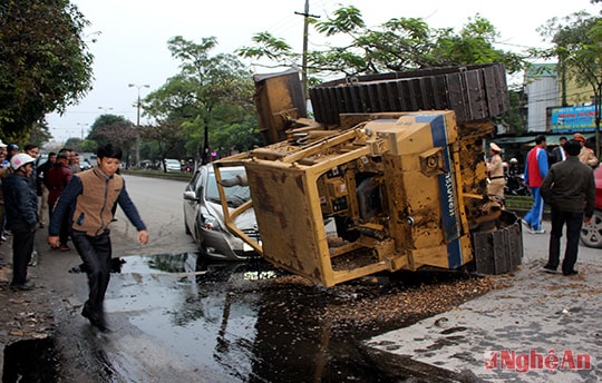 Máy xúc rơi đè bẹp xe Vios, tài xế thoát thân hi hữu