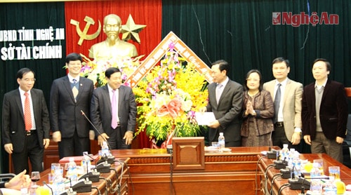 Lãnh đạo tỉnh thăm, tặng quà nhân dịp Tết Dương lịch 2016