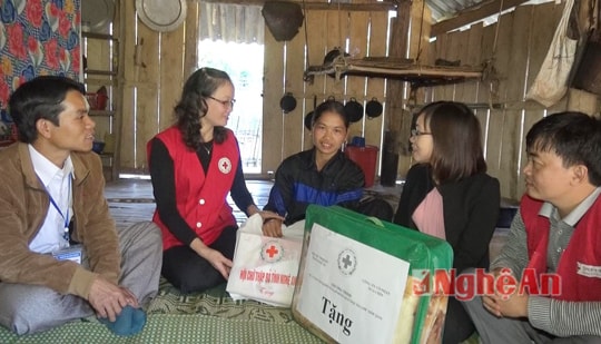 Hội Chữ thập đỏ tỉnh Trao quà Tết vì người nghèo tại xã Nậm Nhoóng