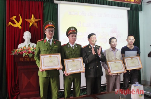 Khen thưởng lực lượng vây bắt nam sinh viên cướp tài sản cửa hàng tạp hóa