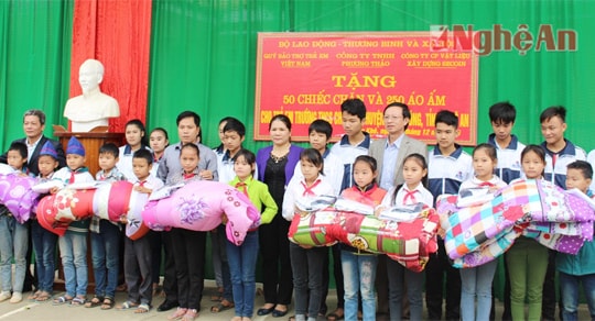 300 chăn, áo ấm đến với học sinh vùng cao Con Cuông