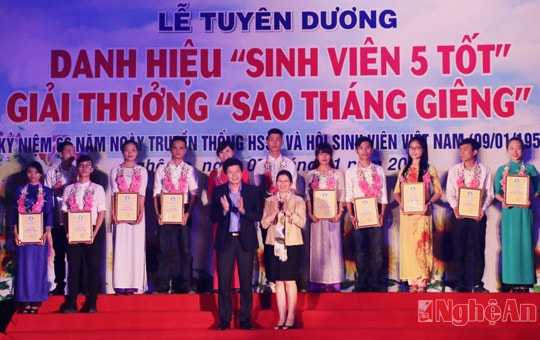 77 sinh viên được nhận danh hiệu "Sinh viên 5 tốt"  và giải thưởng "Sao Tháng giêng"