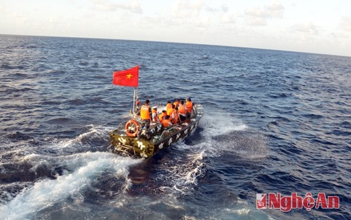 Thăm, tặng quà Tết quân, dân đảo Song Tử Tây