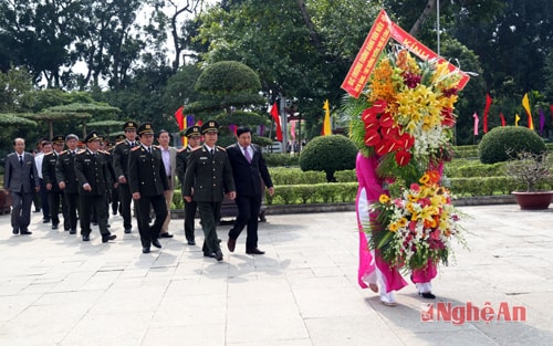 Lãnh đạo Bộ Công an dâng hương Khu di tích Kim Liên và Nhà tưởng niệm Bộ trưởng Trần Quốc Hoàn