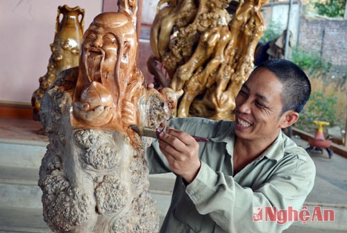 Biến gốc cây bỏ đi thành những sản phẩm gỗ tinh xảo