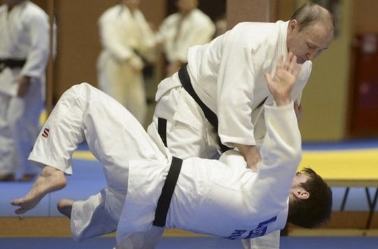 Tổng thống Nga Putin "quật ngã" nhà vô địch judo Olympic