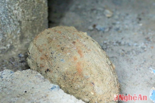Xúc cát sỏi xây nhà bất ngờ phát hiện bom