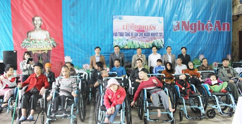 Trao tặng 550 xe lăn cho người khuyết tật