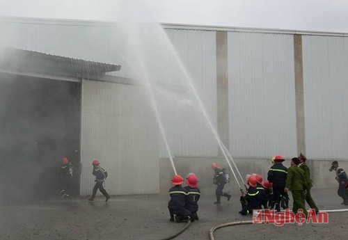 Diễn tập phương án chữa cháy tại Công ty Vật tư Nông Nghiệp Nghệ An